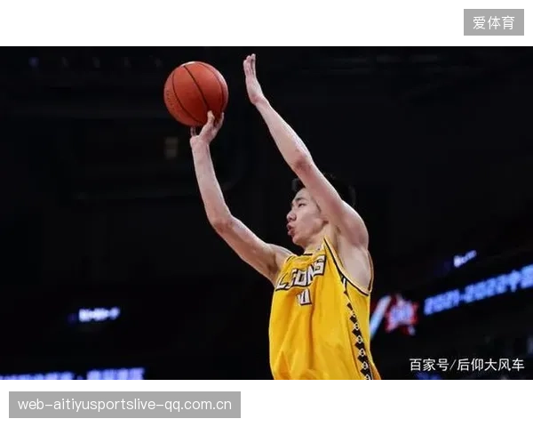 CBA南京底线切入后仰投篮命中打成2加1